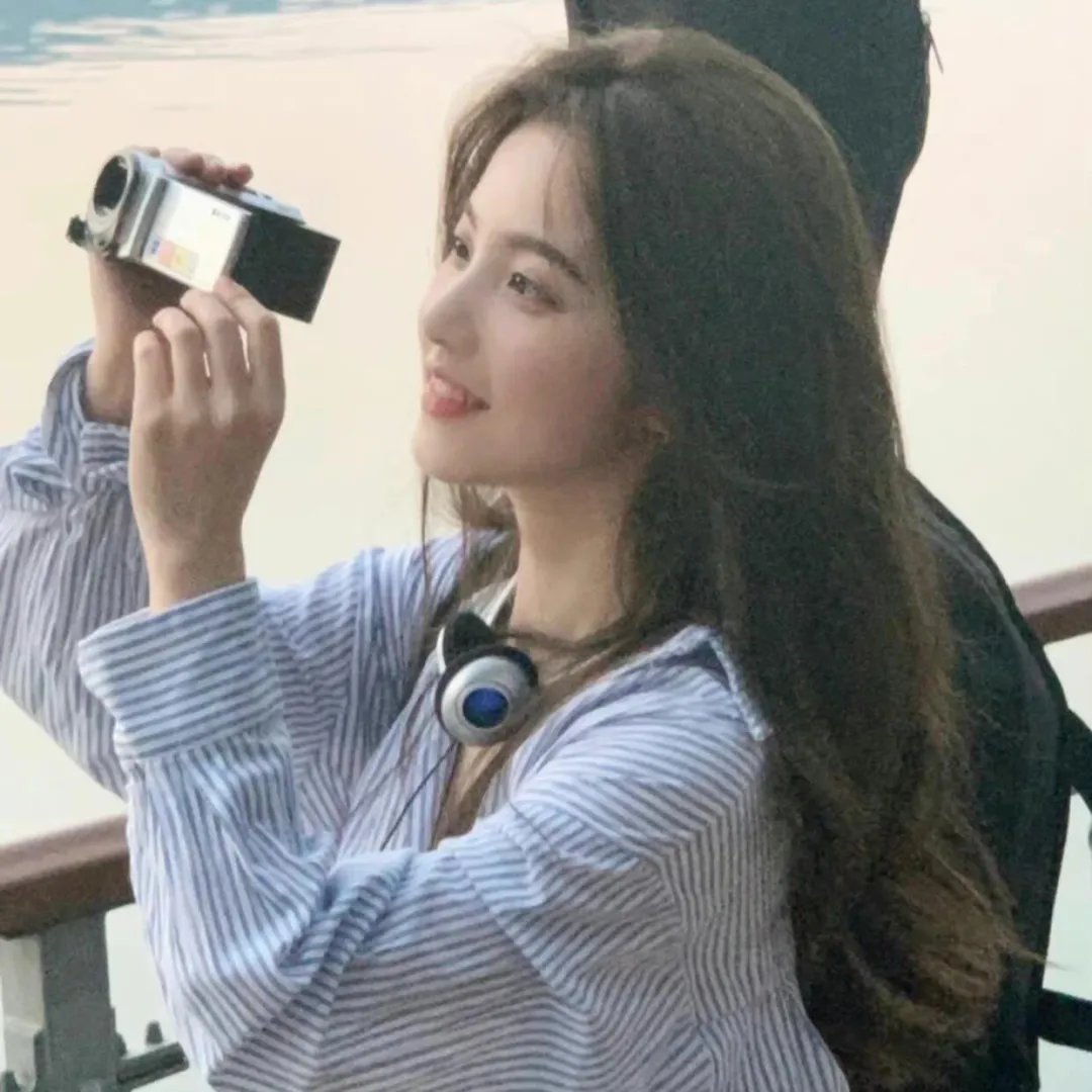 怪异少女神隐海报